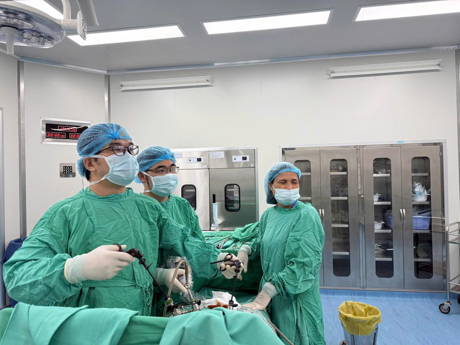 PHẪU THUẬT THÀNH CÔNG CA VIÊM RUỘT THỪA Ở VỊ TRÍ BẤT THƯỜNG DO RUỘT XOAY BẤT TOÀN