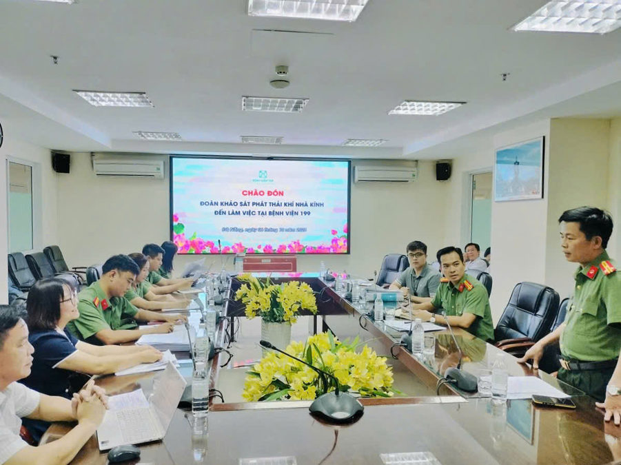 Đoàn khảo sát phát thải khí nhà kính làm việc tại Bệnh viện 199