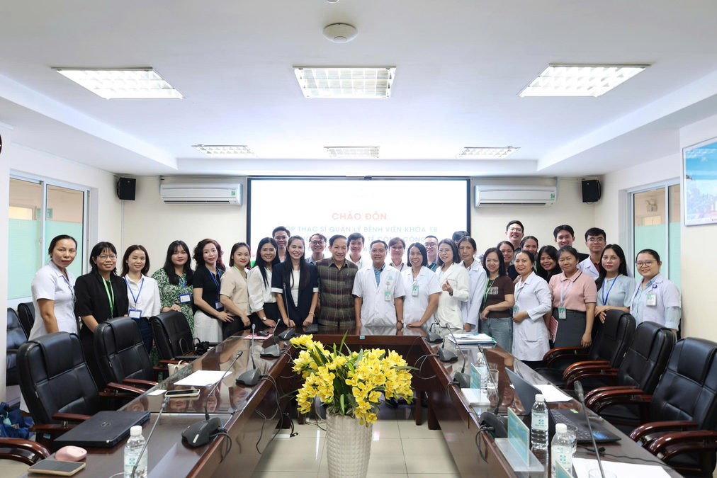 Học viên lớp Thạc sỹ trường Đại học Y tế công cộng kiến tập tại Bệnh viện 199