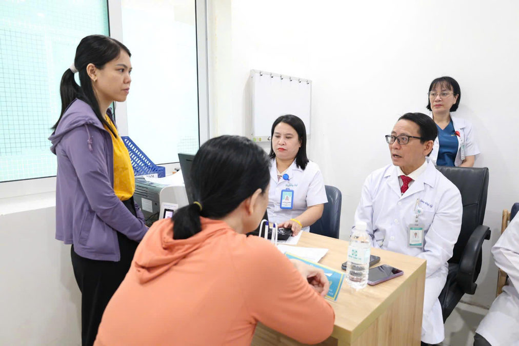 Người dân miền Trung được khám cùng Chủ tịch Hội Y học Giấc ngủ Việt Nam tại Bệnh viện 199