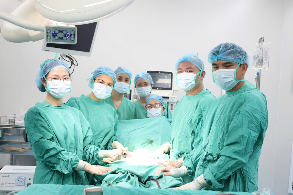Vượt qua ca phẫu thuật đặc biệt, sản phụ mang khối u hơn 50cm đón con chào đời an toàn